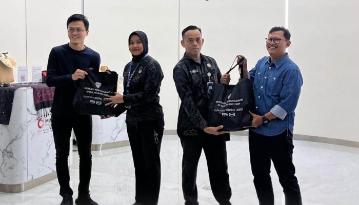 BUMN Bagikan Paket Ramadan Kepada Tenaga Kebersihan dan Petugas Keamanan!