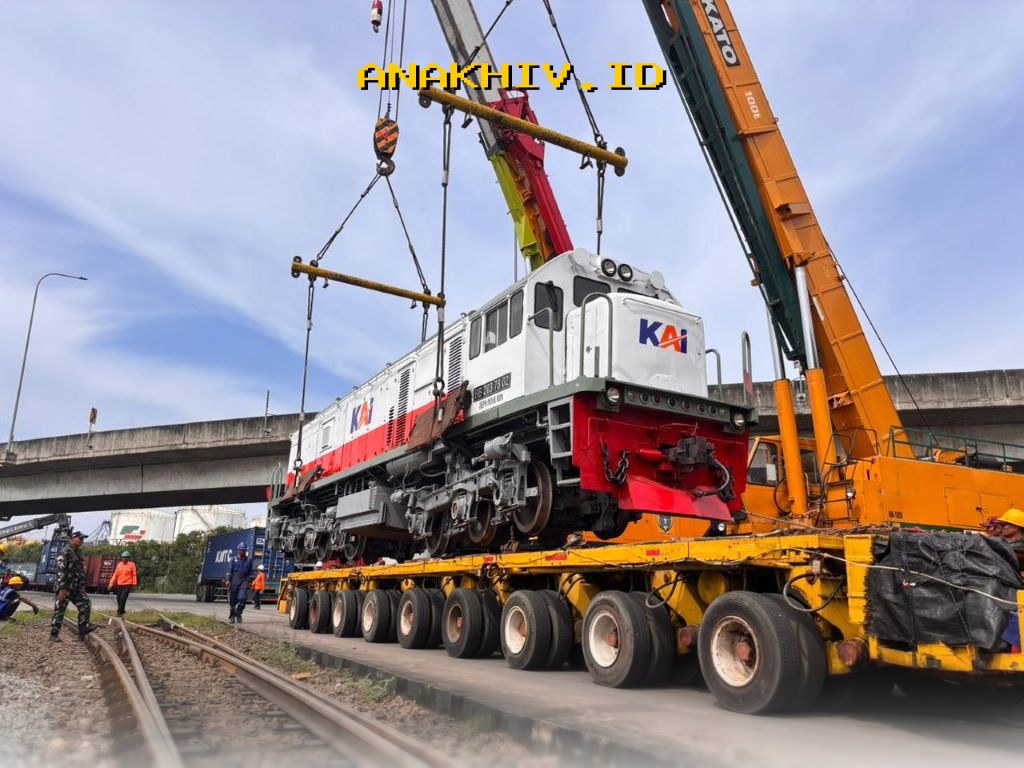 Lokomotif Hidrolik Siap Dikirim KAI Logistik, Angkutan Lebaran Makin Lancar!