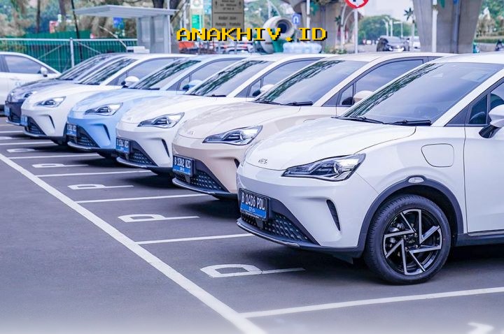 Mengapa Insentif Kendaraan Listrik Harus Segera Diperluas Saat Harga Minyak Dunia Melonjak Tajam?